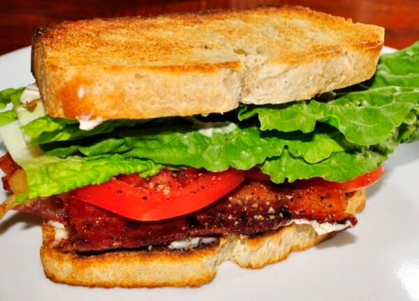 Sandwich Tocino Lechuga y Tomate / BLT