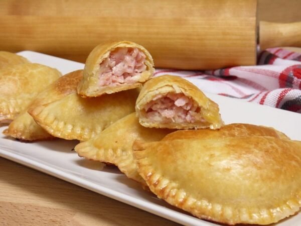 Empanada De Jamon y Queso / Cheese and Ham Empanada