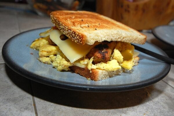 Sandwich Salchicha, Huevo y Queso / Sausage, Egg and Cheese Sandwich