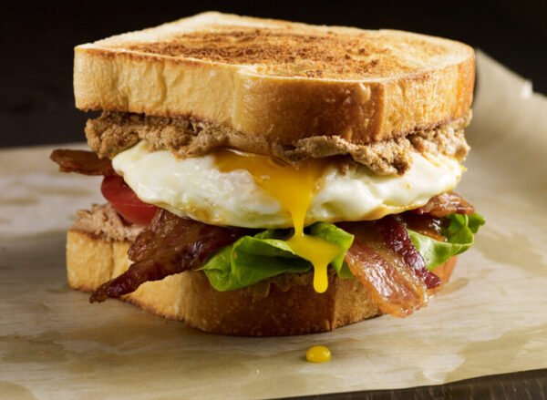 Sandwich Tocineta, Huevo y Queso / Bacon, Egg and Cheese Sandwich